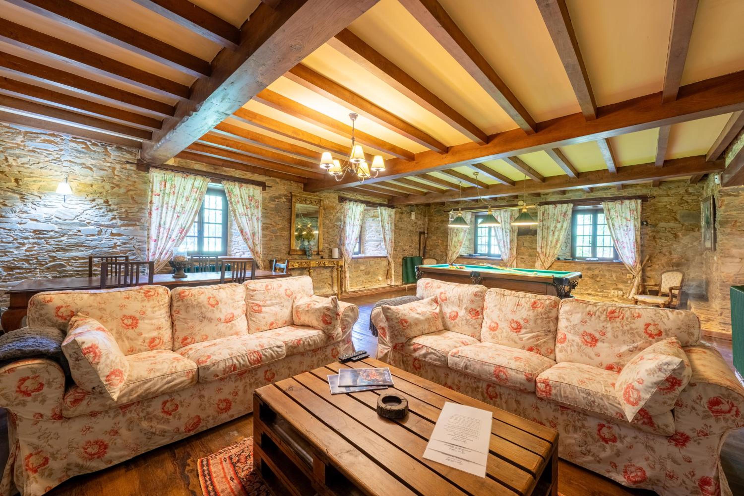 Villa en Asturias con cine, Piscina, BBQ, Juegos, 14 Pax view 3