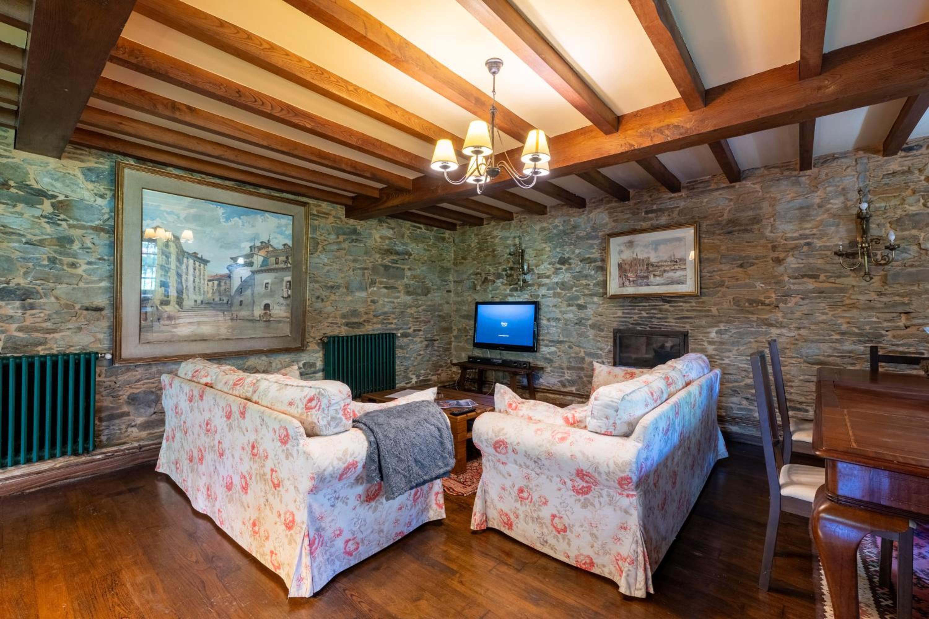 Villa en Asturias con cine, Piscina, BBQ, Juegos, 14 Pax view 2
