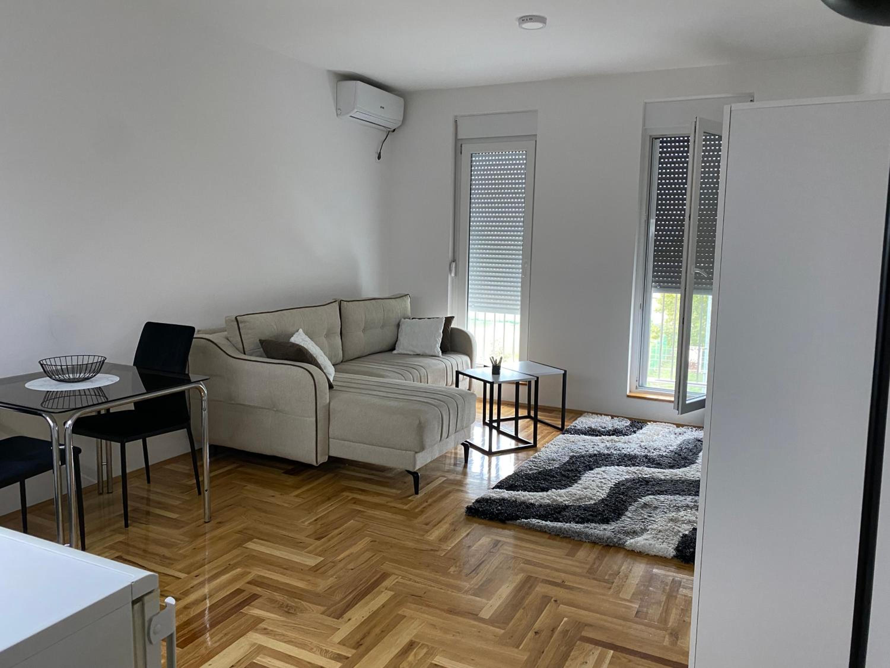 Apartman Novi Sad B&W