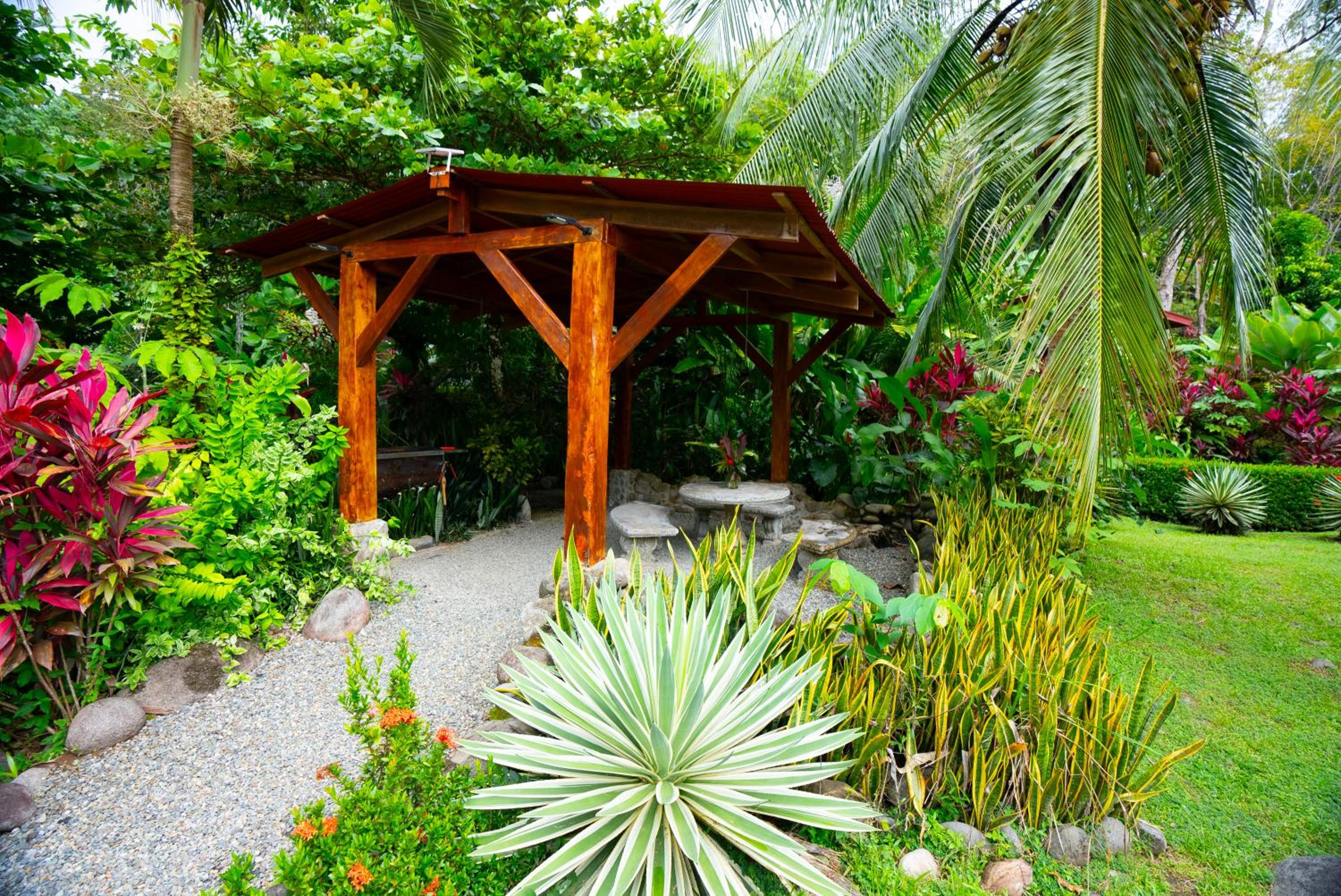 Tortuga Premium Riverfront Jungle Villa with Jacuzzi and Pool