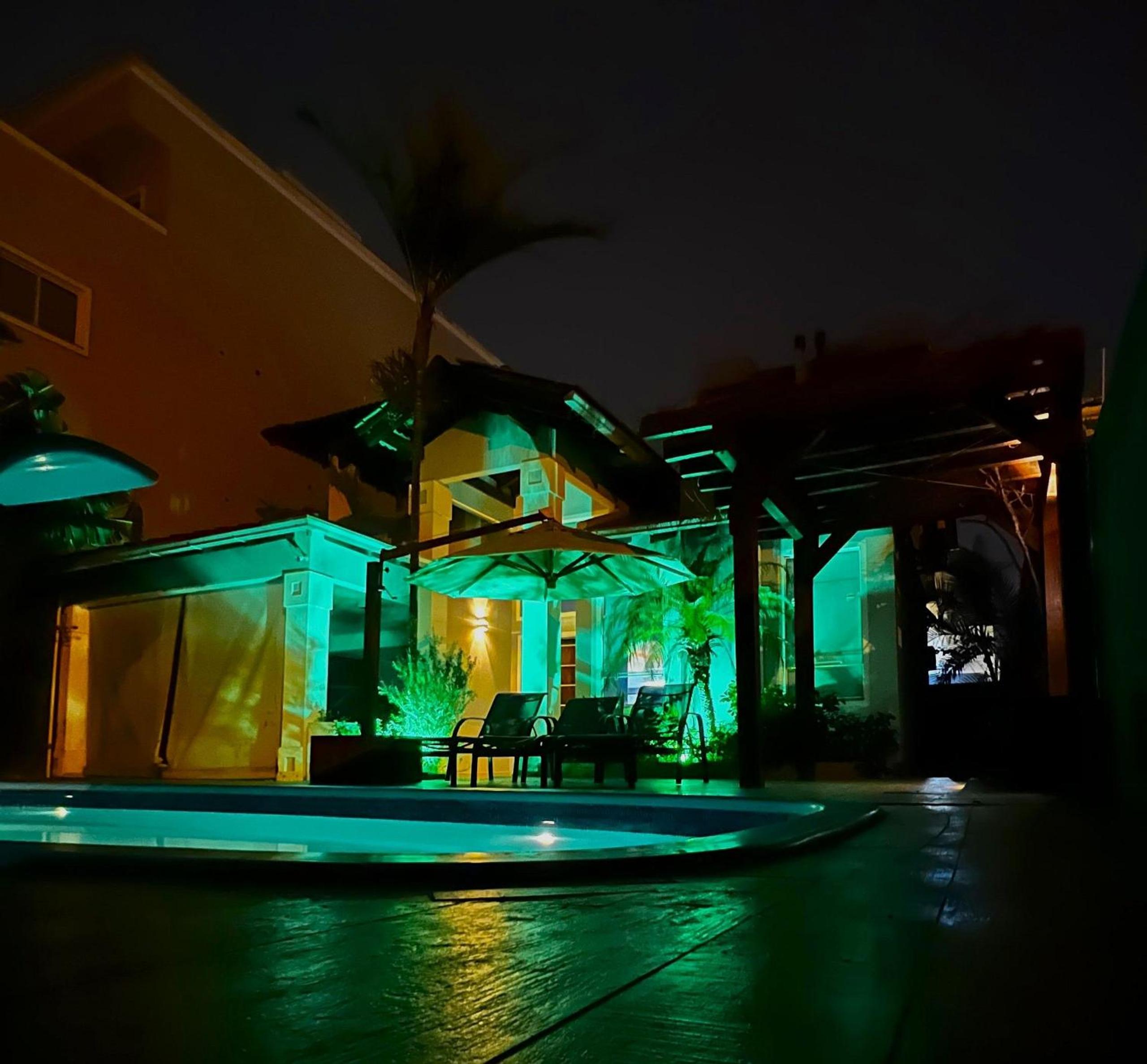 Casa com Piscina, Alto Padrão na Praia de Mariscal - 12 Pessoas