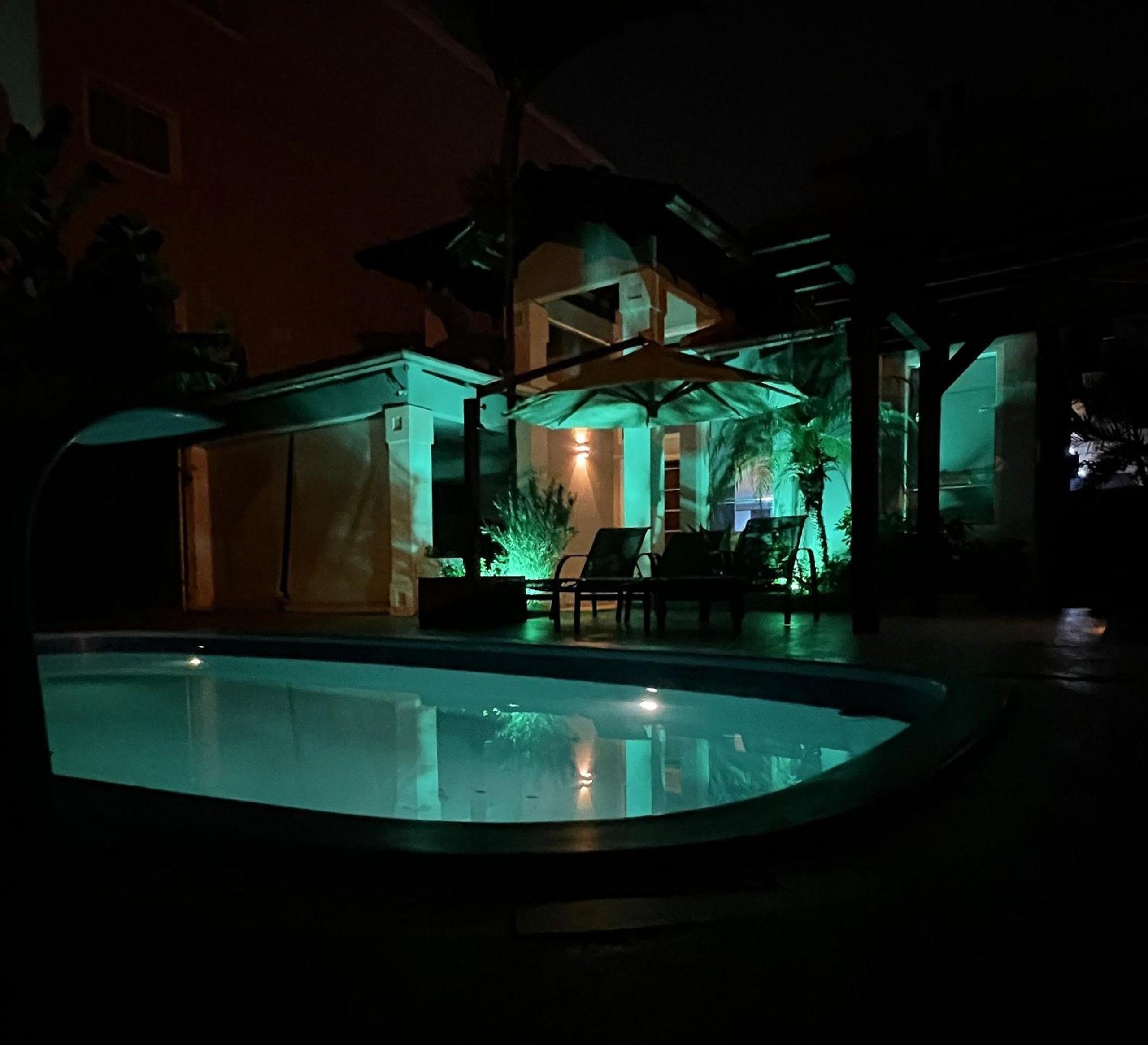 Casa com Piscina, Alto Padrão na Praia de Mariscal - 12 Pessoas