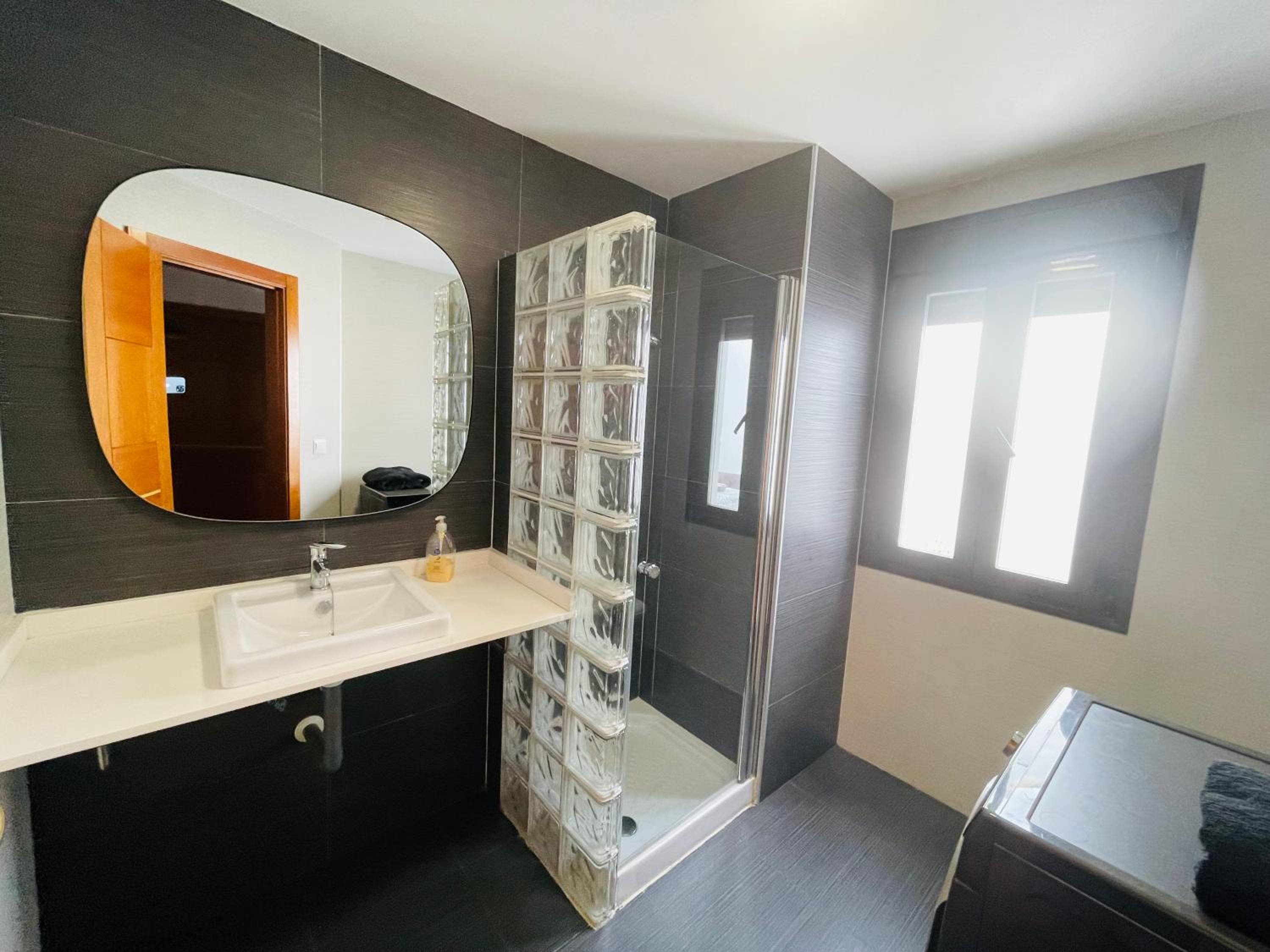 Habitación doble con baño privado cerca del centro de Granada