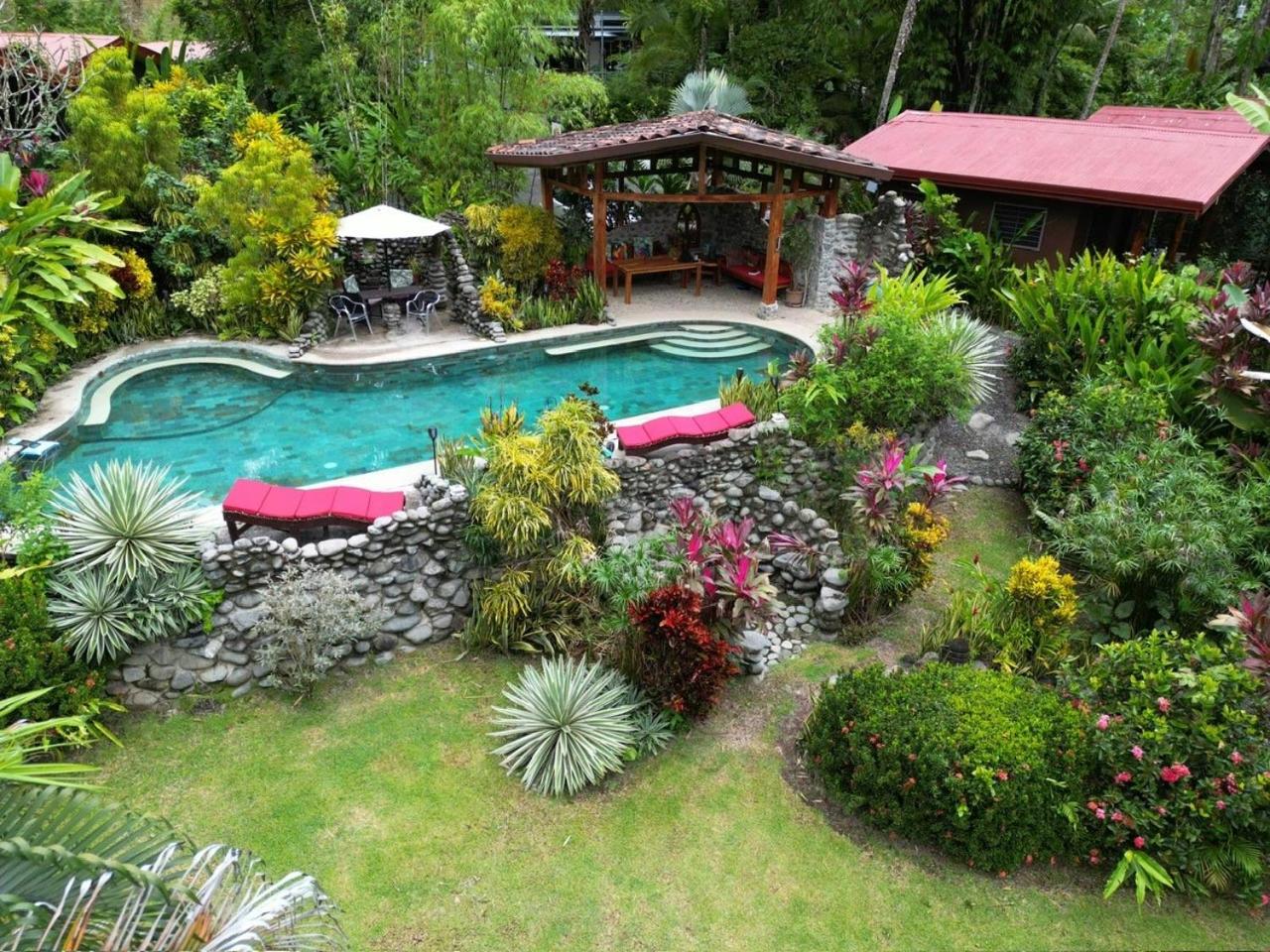 La Rana Deluxe Villa - Riverfront With A Pool