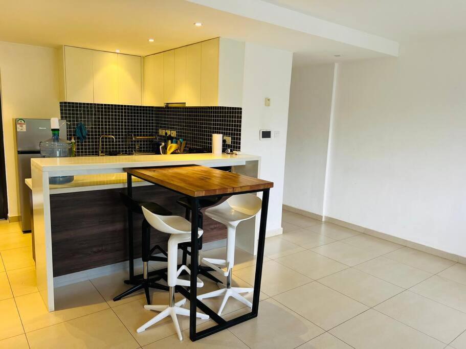 Luxury 2-Bedroom - Astoria Apartments