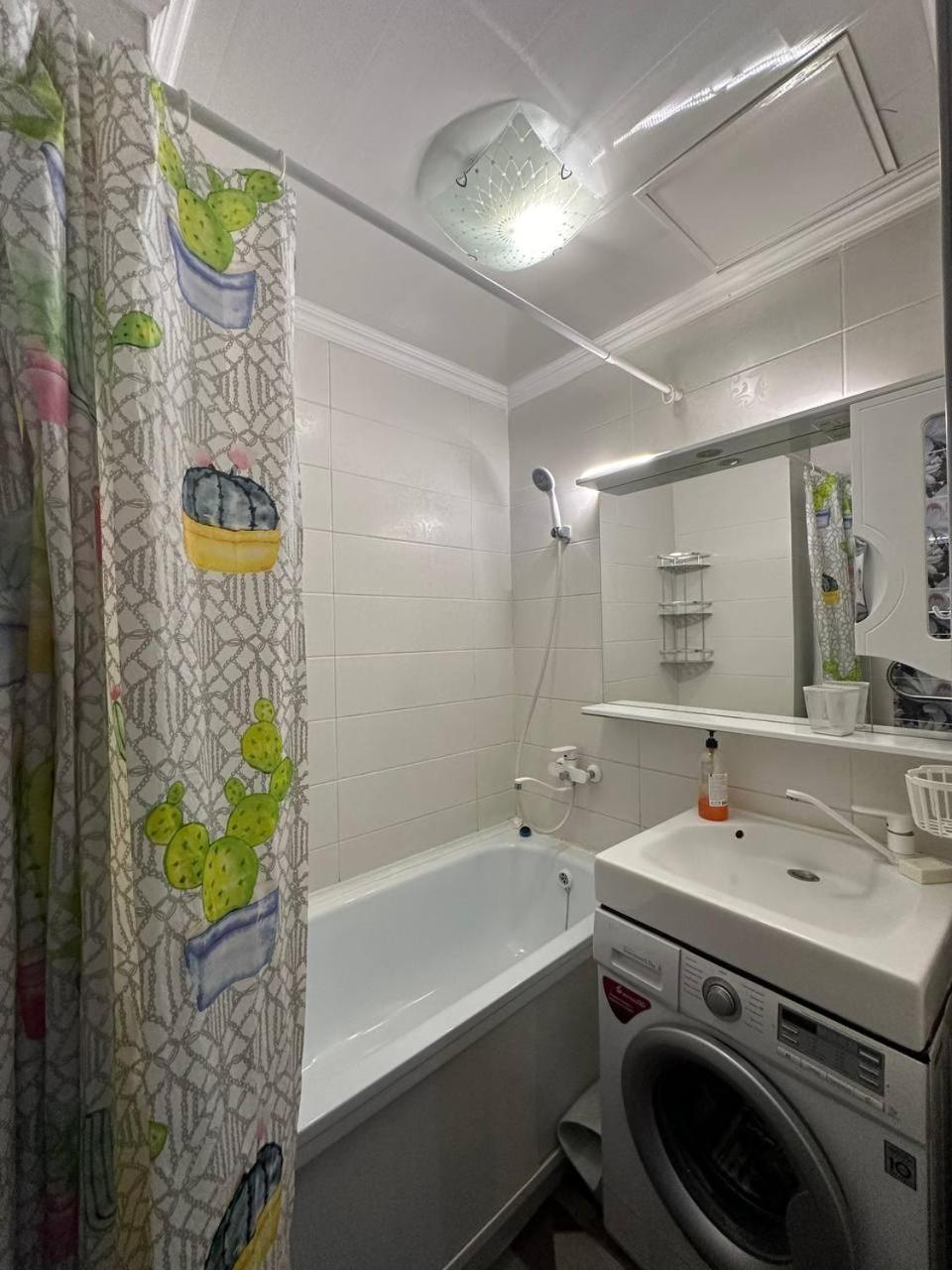 Spacious 1-bedroom apartment in complex Park City near Togolok Moldo park view 4