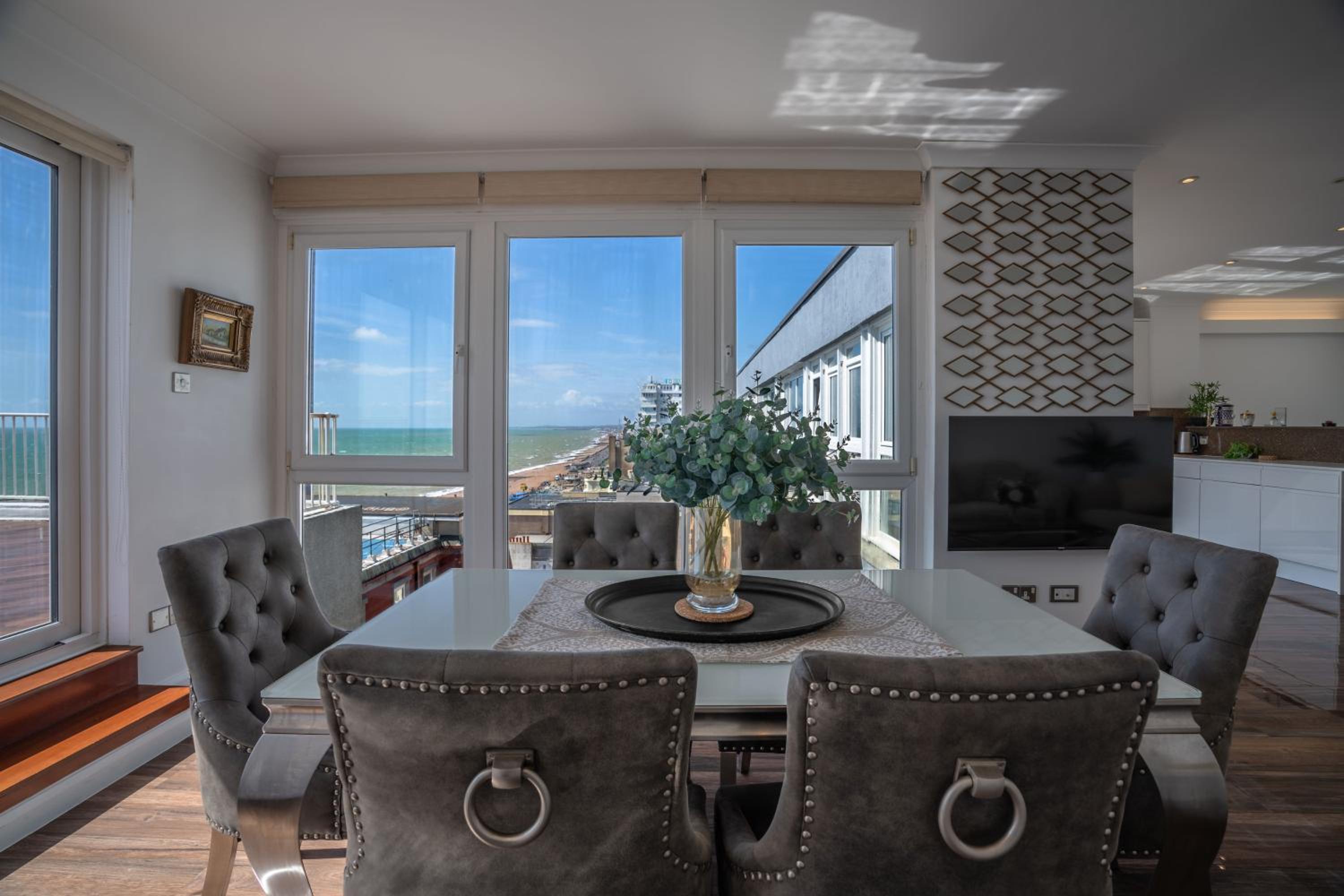 On The Beach Penthouse with Sea View - 3 bedrooms - Roof Terrace - Spa, Sauna, Gym and Pool - Sleeps 6 view 2