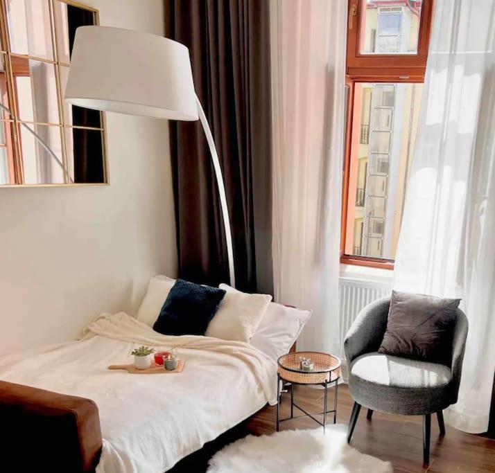 Quiet apartment in the city center near the metro with with balcony and parking