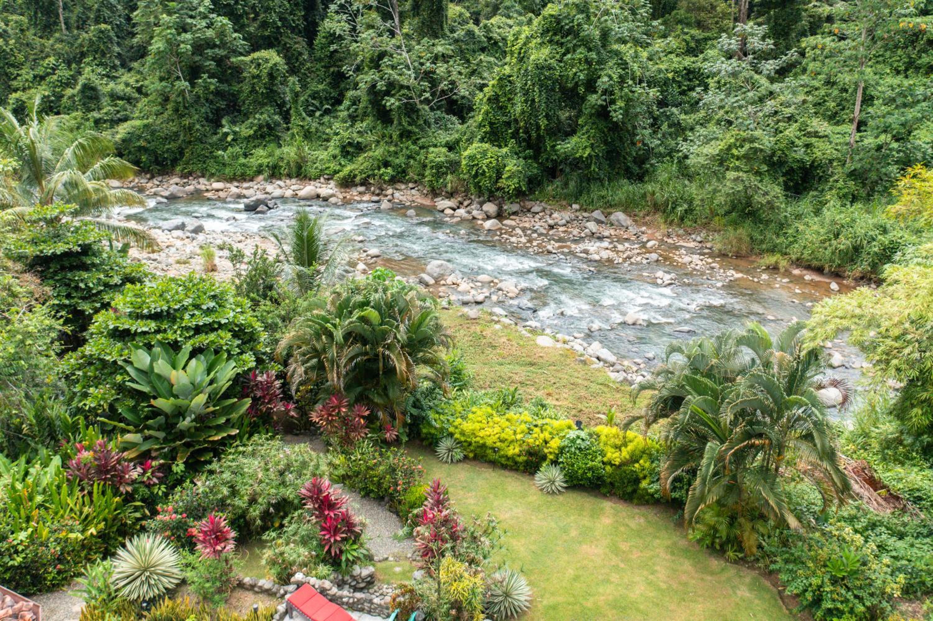 La Rana Deluxe Villa - Riverfront With A Pool