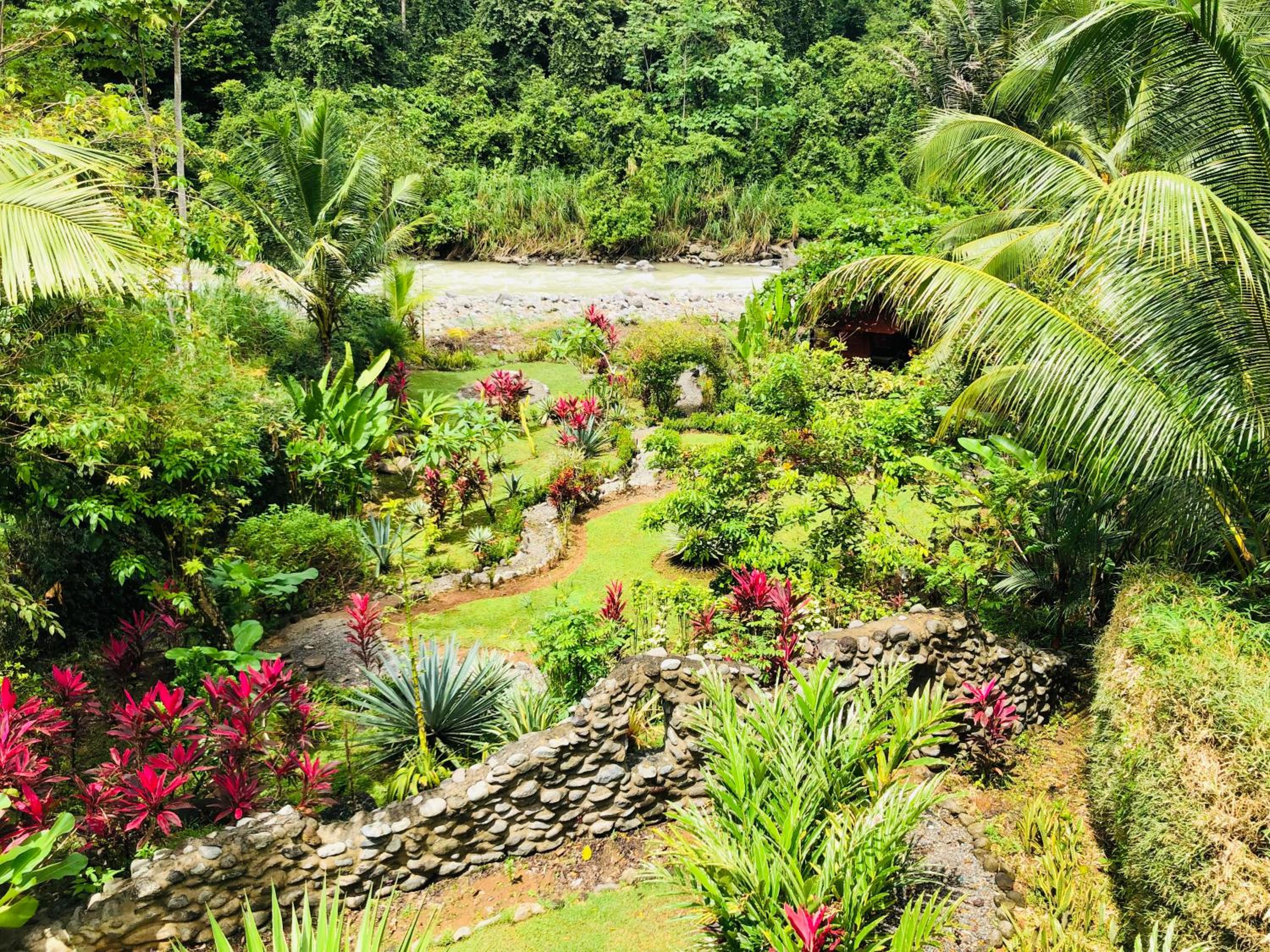 La Rana Deluxe Villa - Riverfront With A Pool