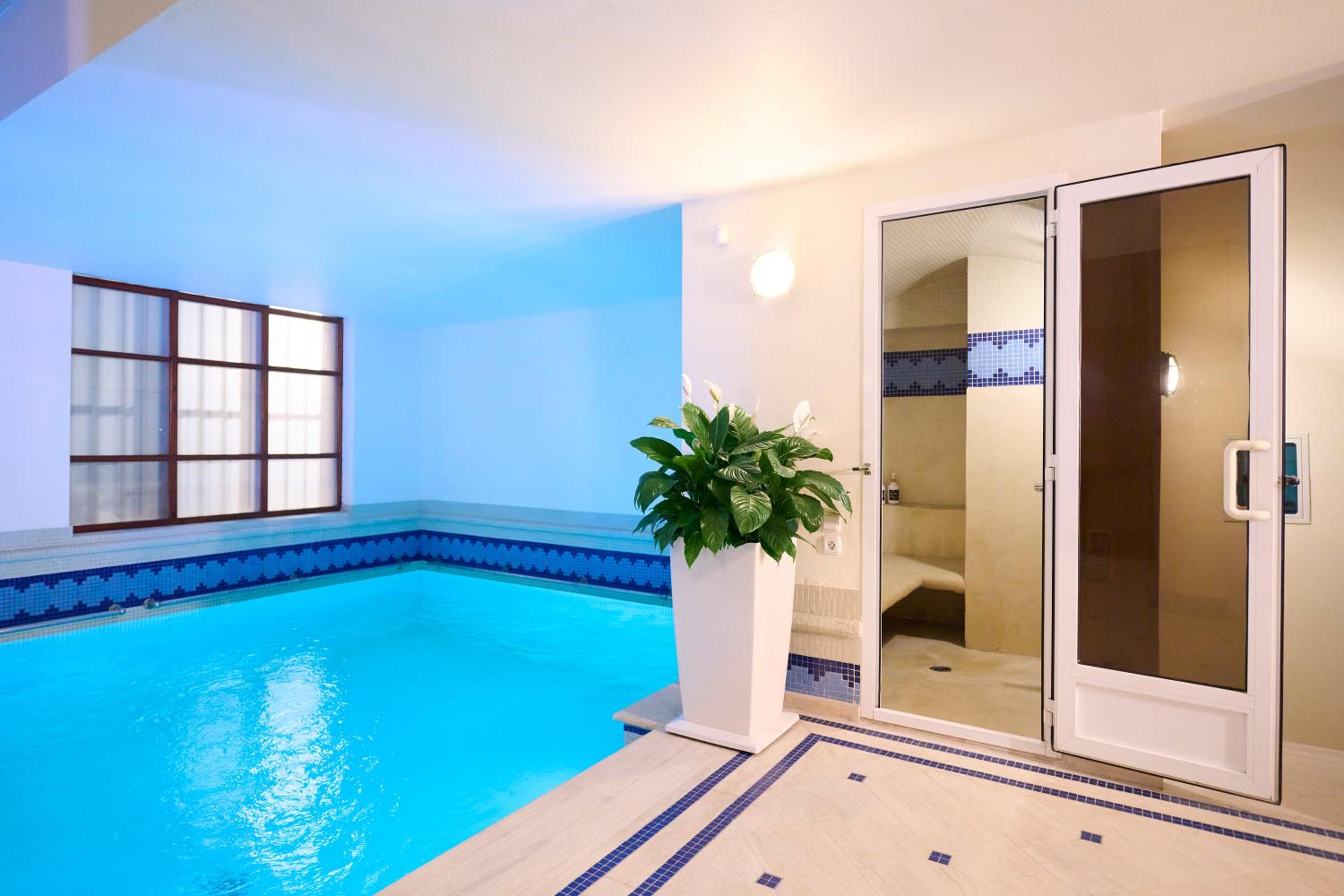 Ma Maison No8 Downtown Villa, Indoor Heated Pool