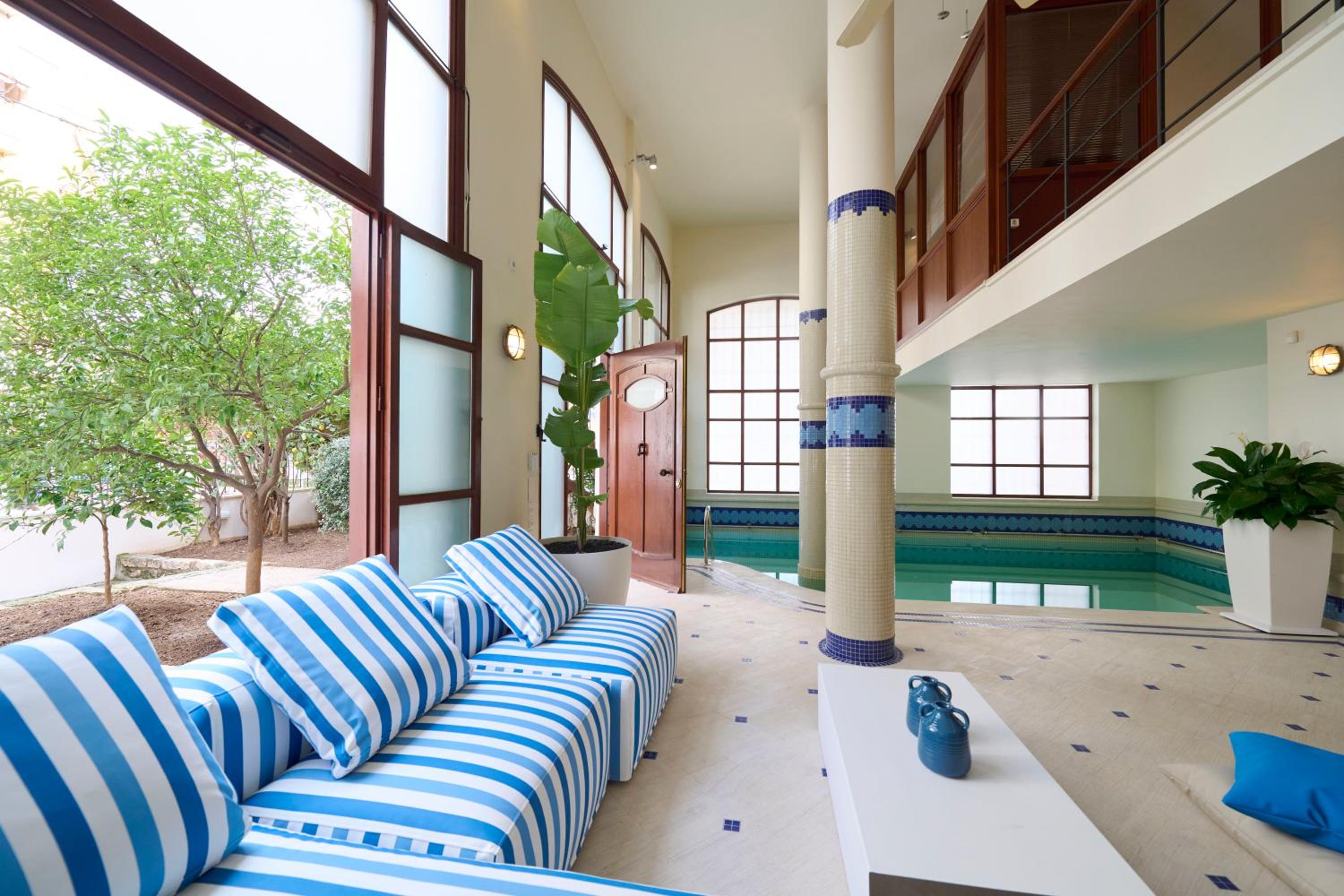 Ma Maison No8 Downtown Villa, Indoor Heated Pool
