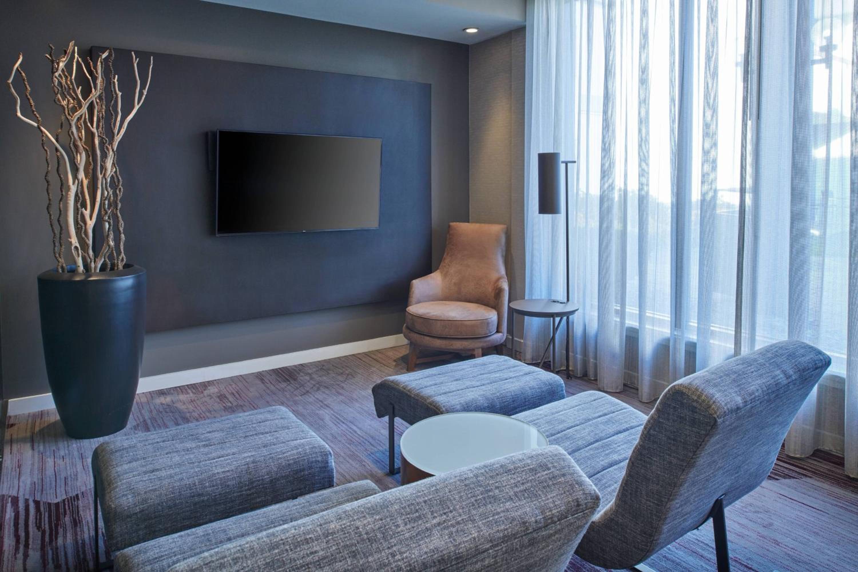 Detroit Vacations - Courtyard by Marriott Detroit Warren - Property Image 4