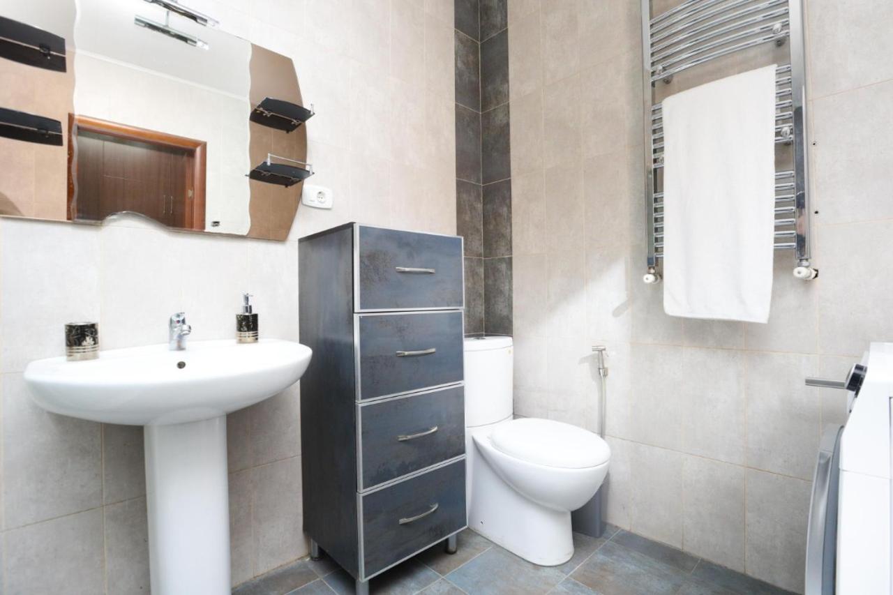 Abovyan stret 2 bedroom apt with balcony
