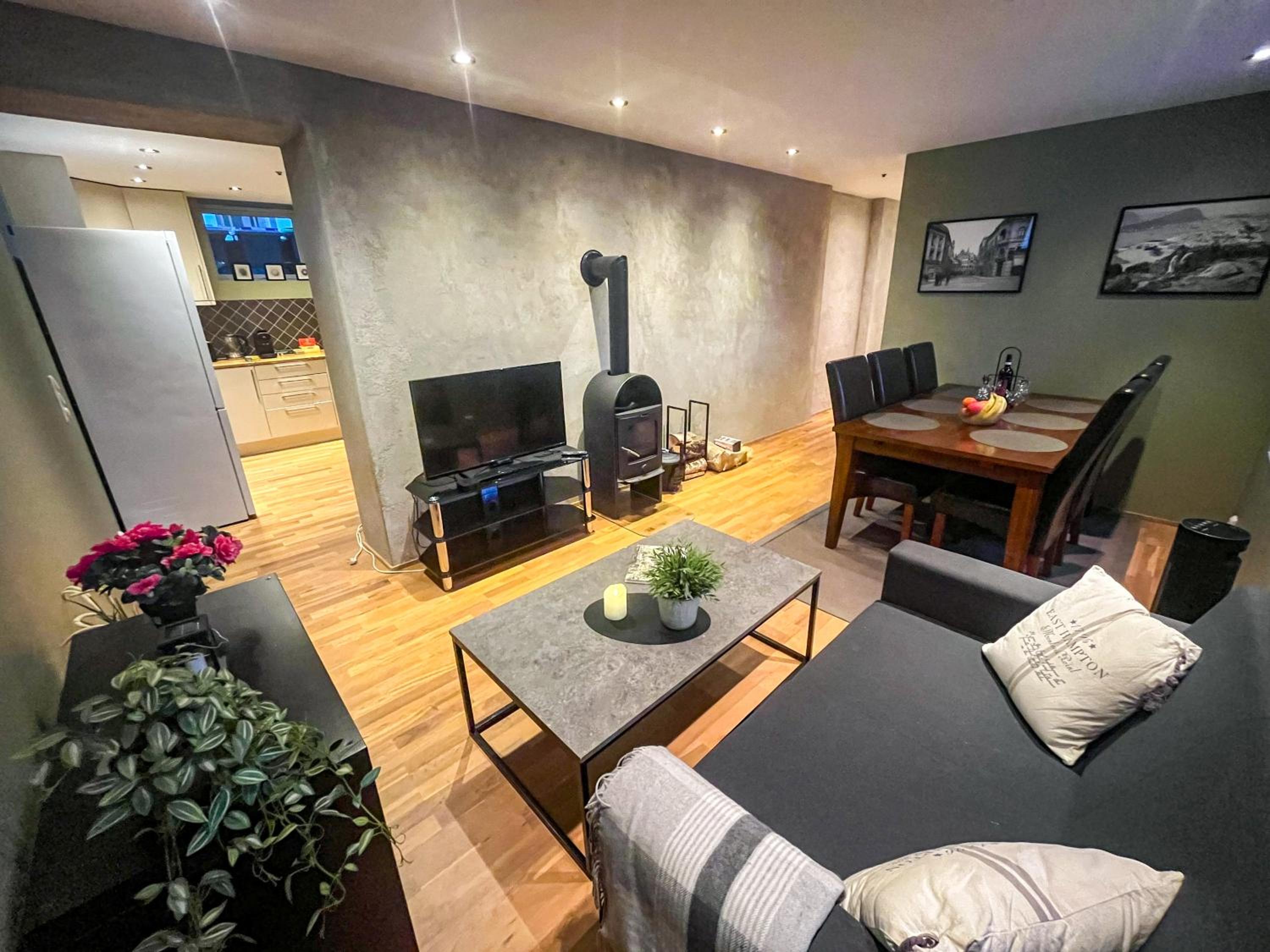 Two-Bedroom City Apartment with Fire Place, Free Parking and Fjordview Terrace - Calm and Central view 4
