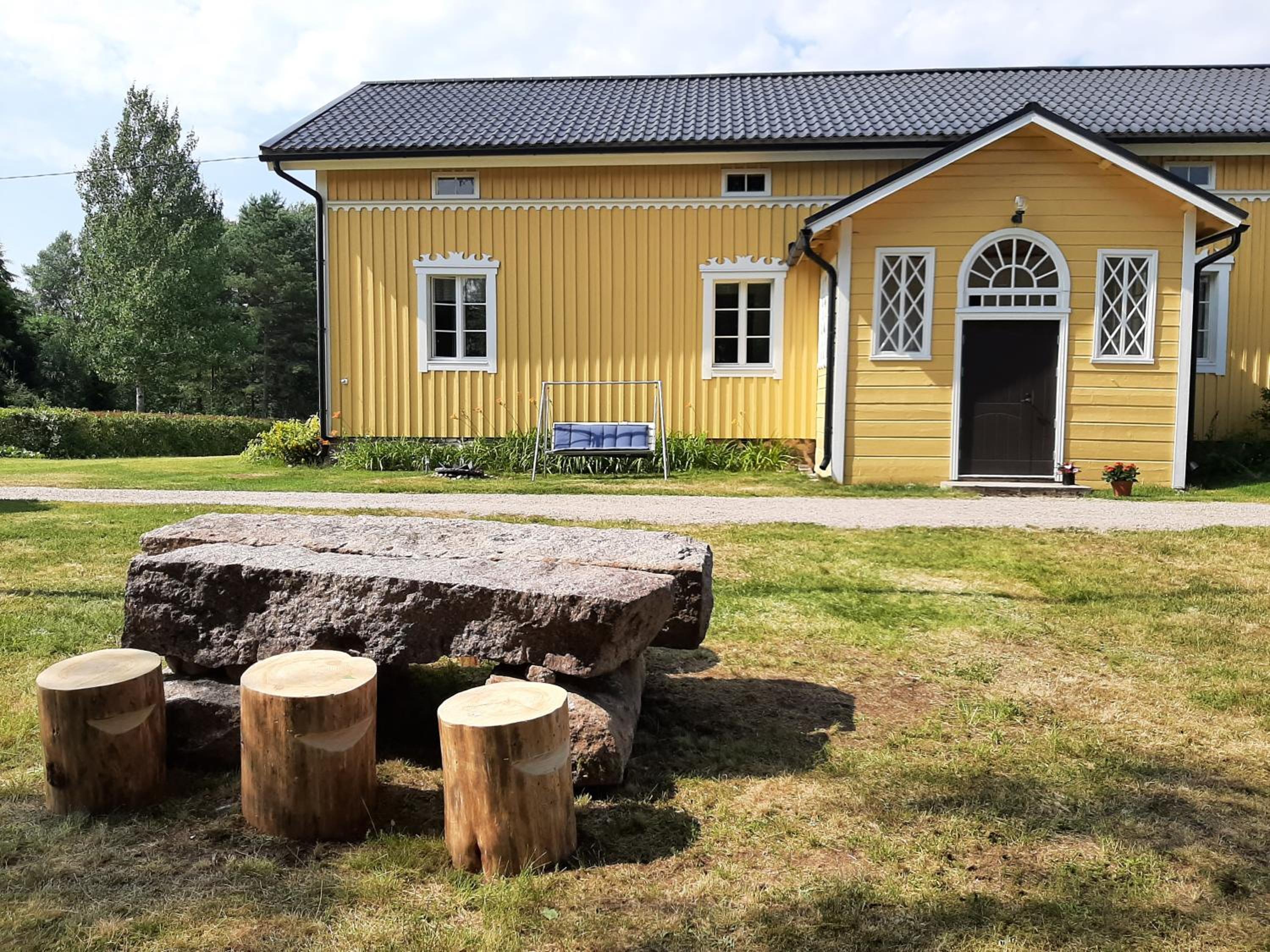 Maalaistalon päärakennuksessa asunto