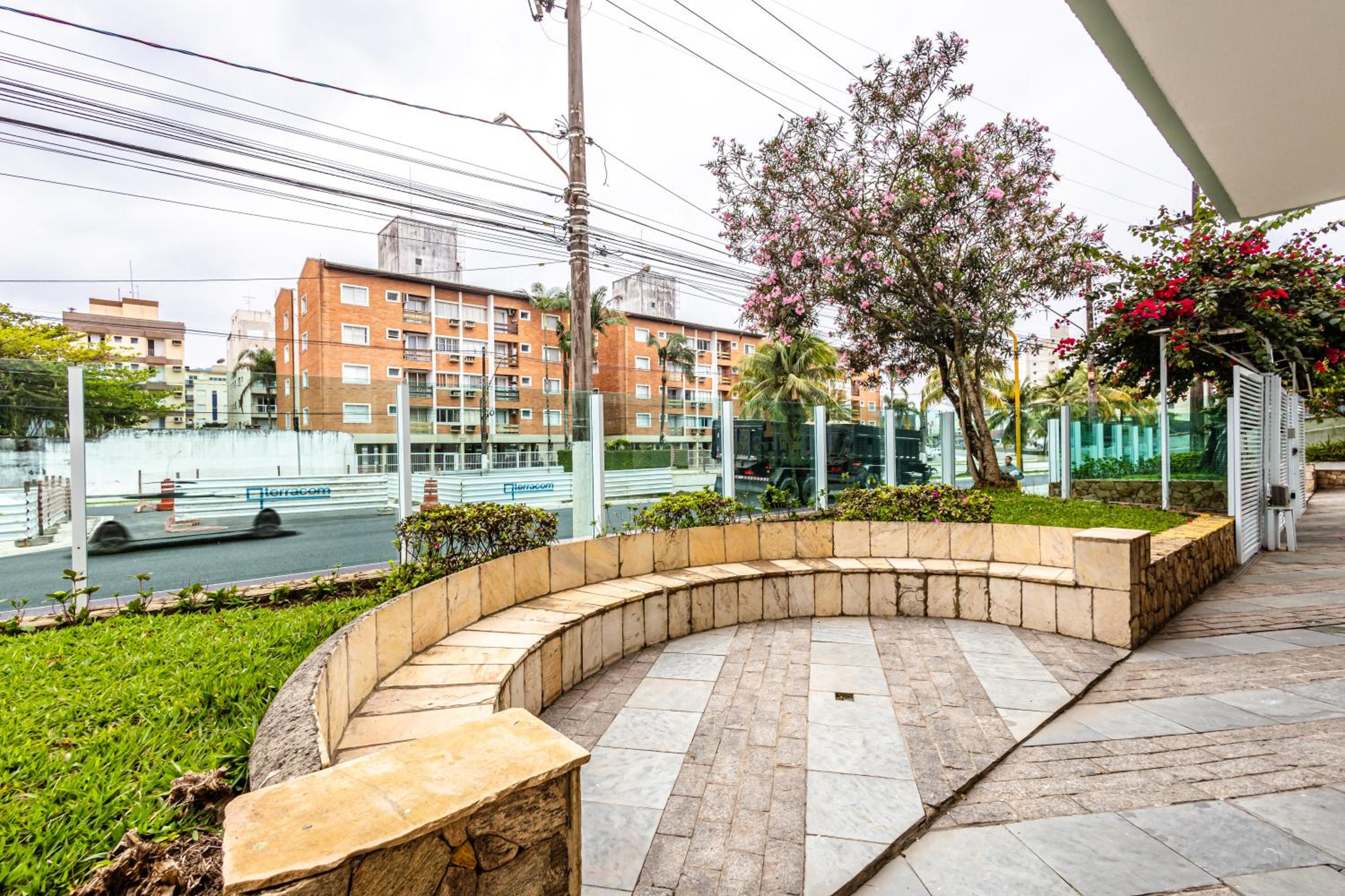 500m da Praia da Enseada,Excelente Localização Dom Pedro I,Próx Carrefour,Burguer King-Apto de 1Quarto,Ar Cond,Cozinha Completa,Varanda ,Estacionamento,Por