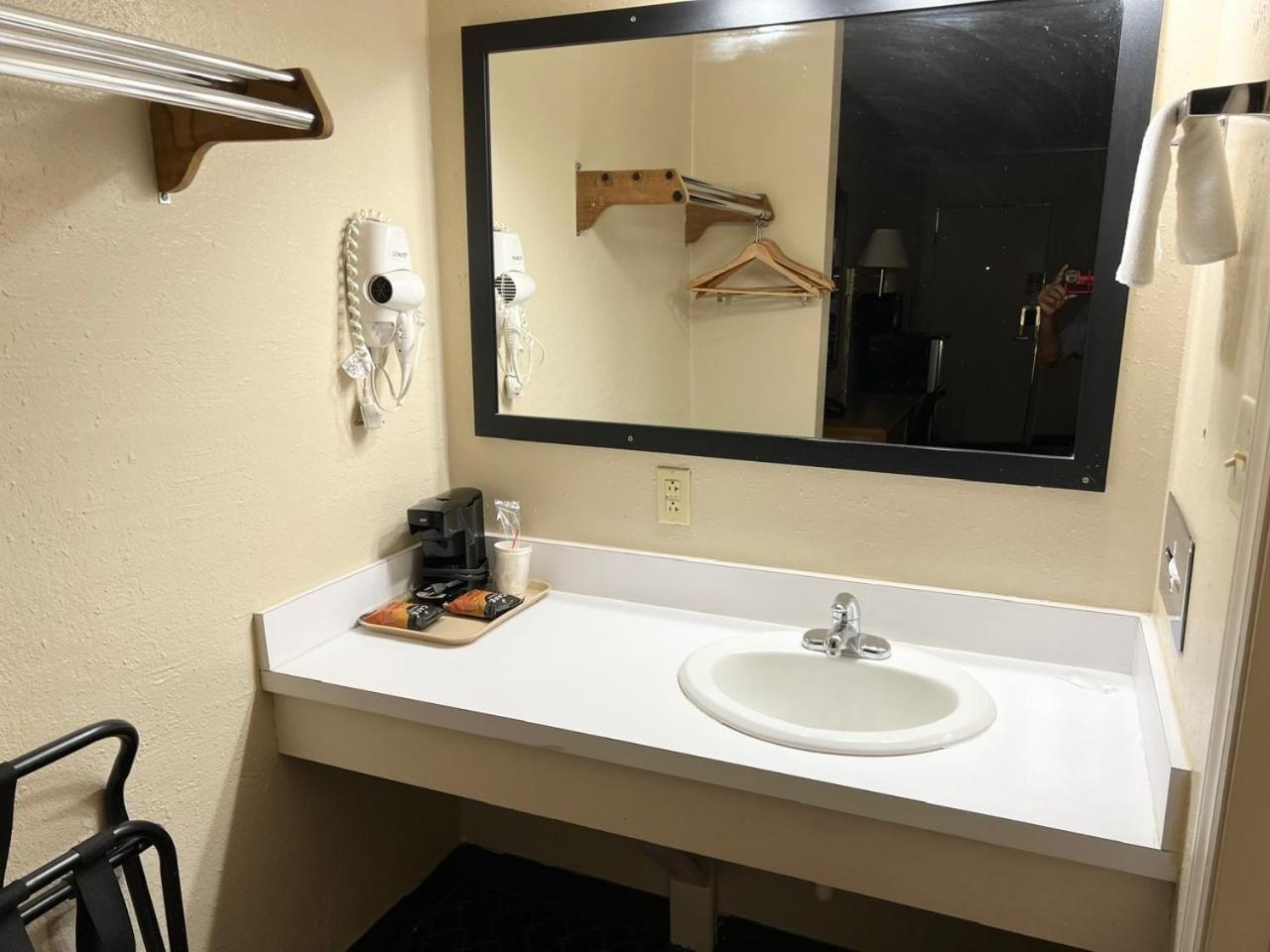 Economy Inn McCook