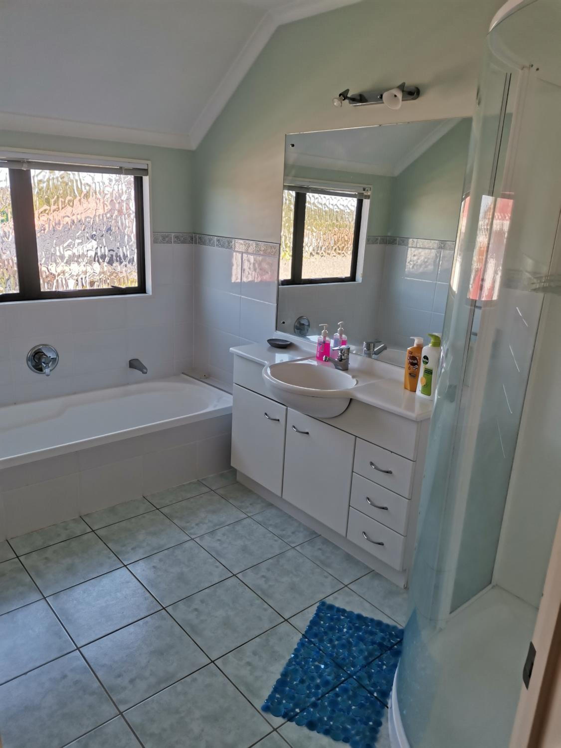 Ensuite room near half moon bay view 2