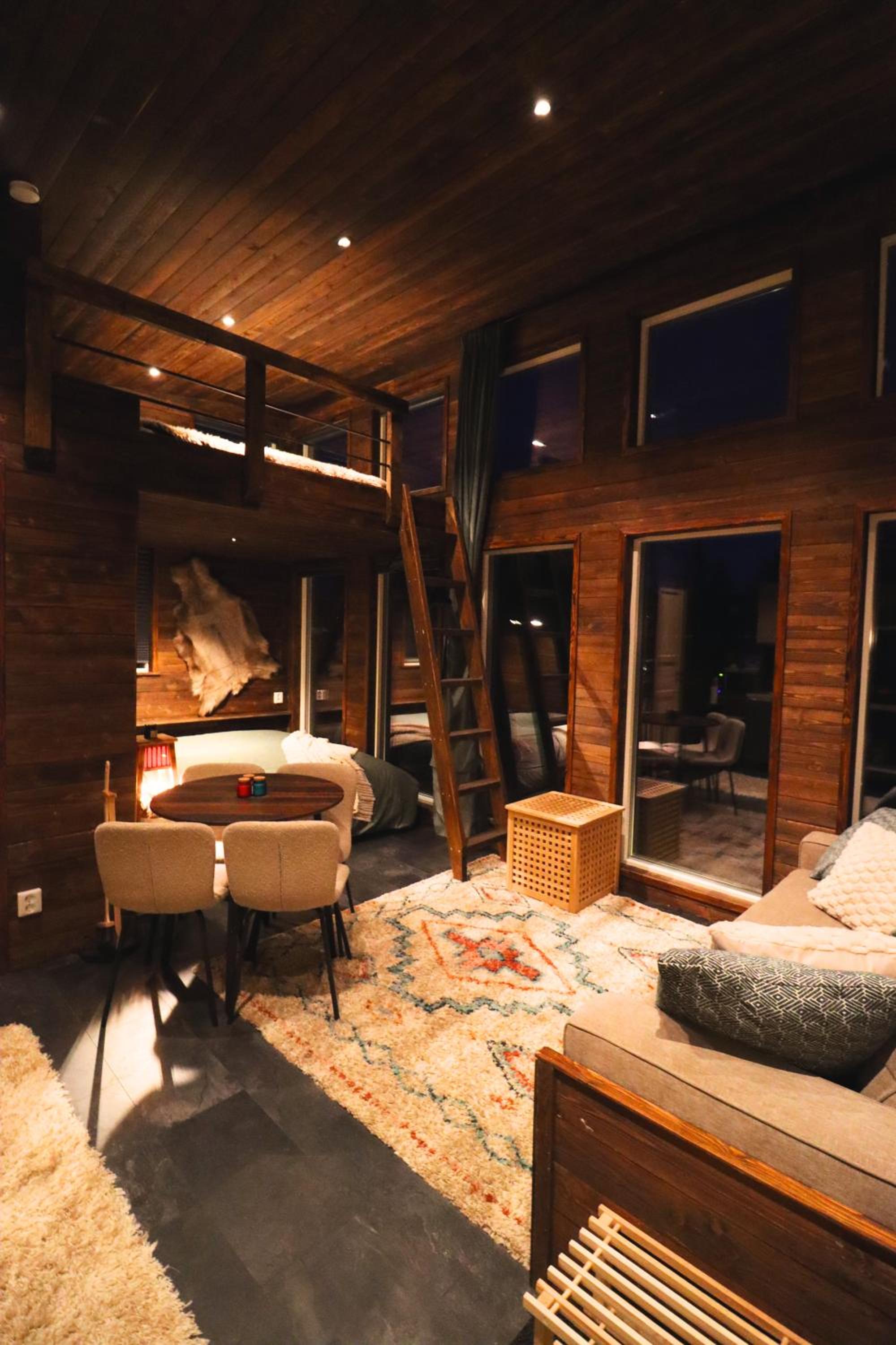 Hotel Reindeer River lights lodge - Image 1