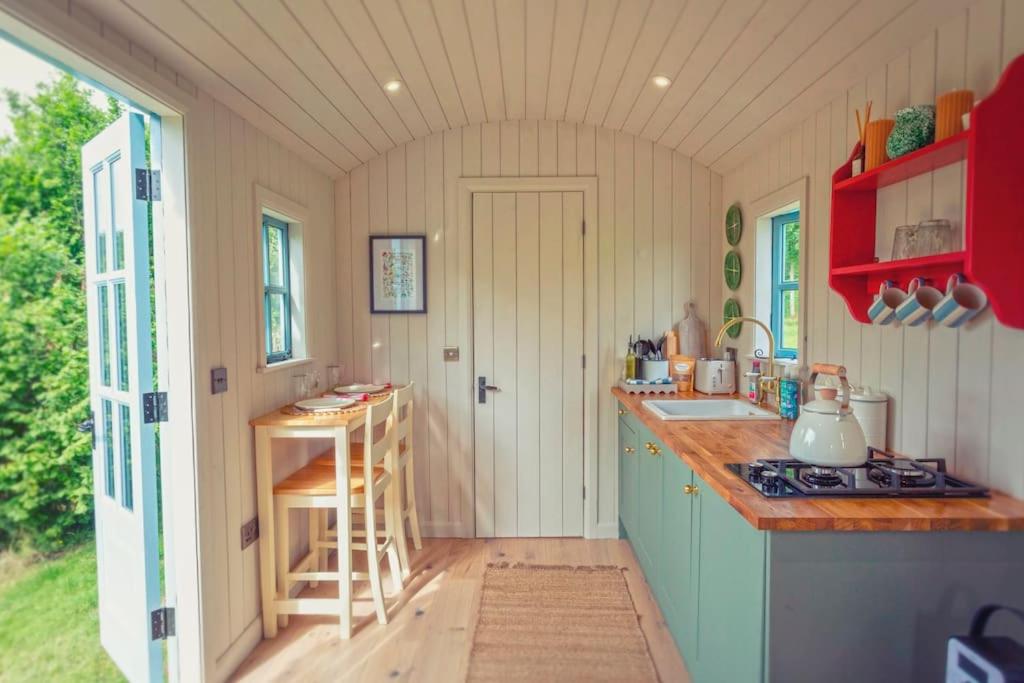 Luxury hut on the River Arle