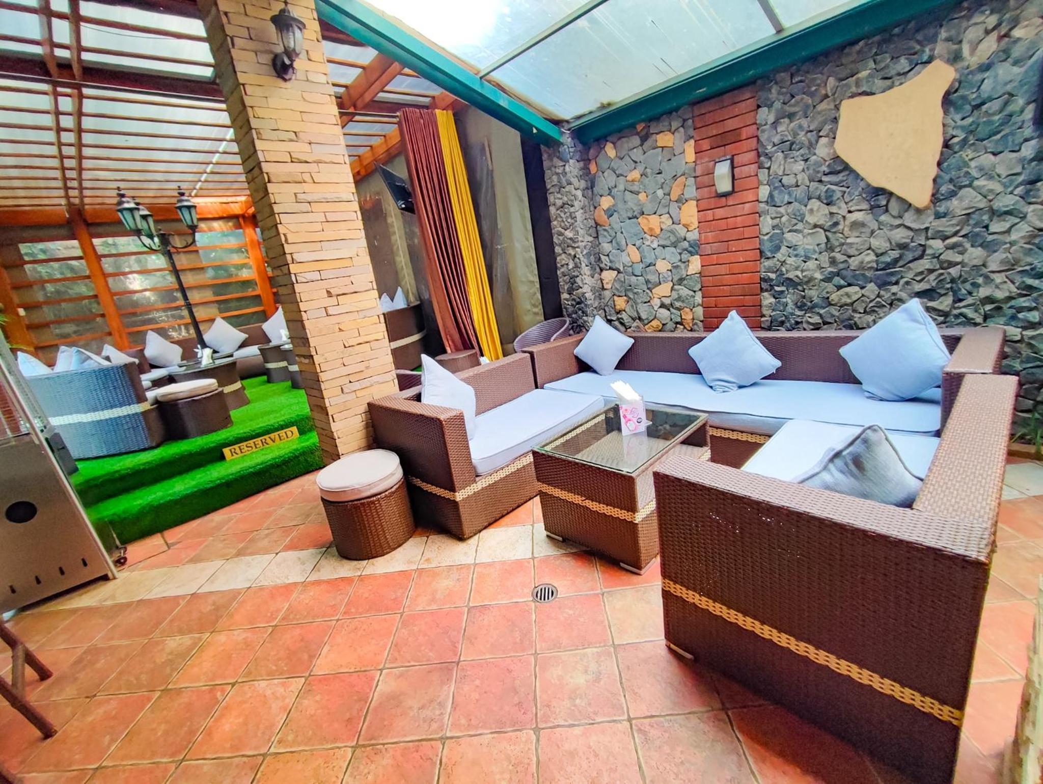 lovely 1bedroom penthouse with pool,gym and room service close to Yaya view 2