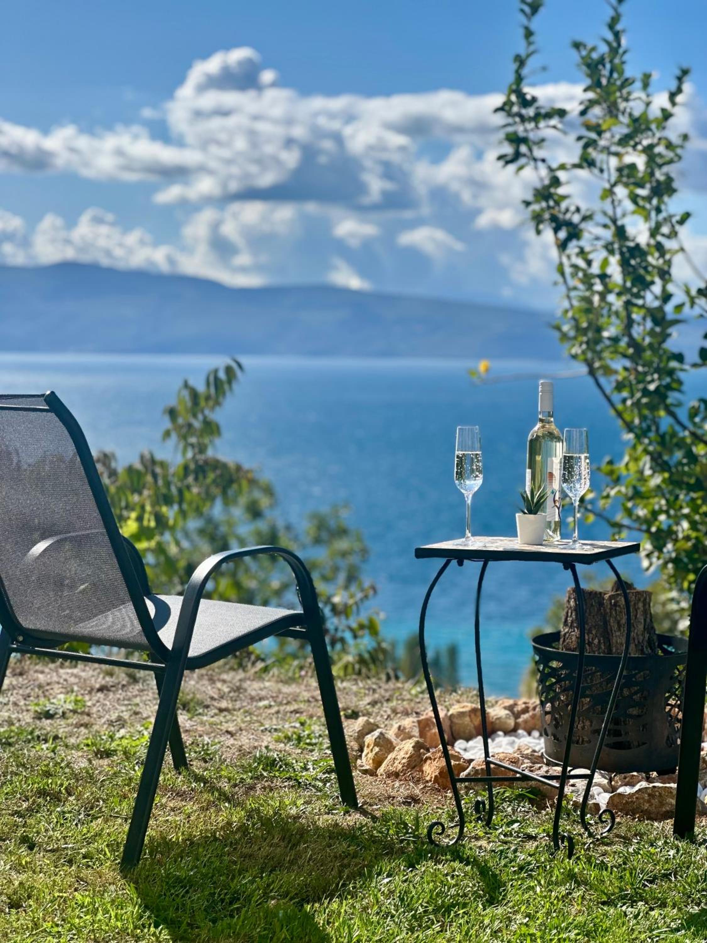 Villa Serenity - A Rustic-Modern Lakeside Escape view 5