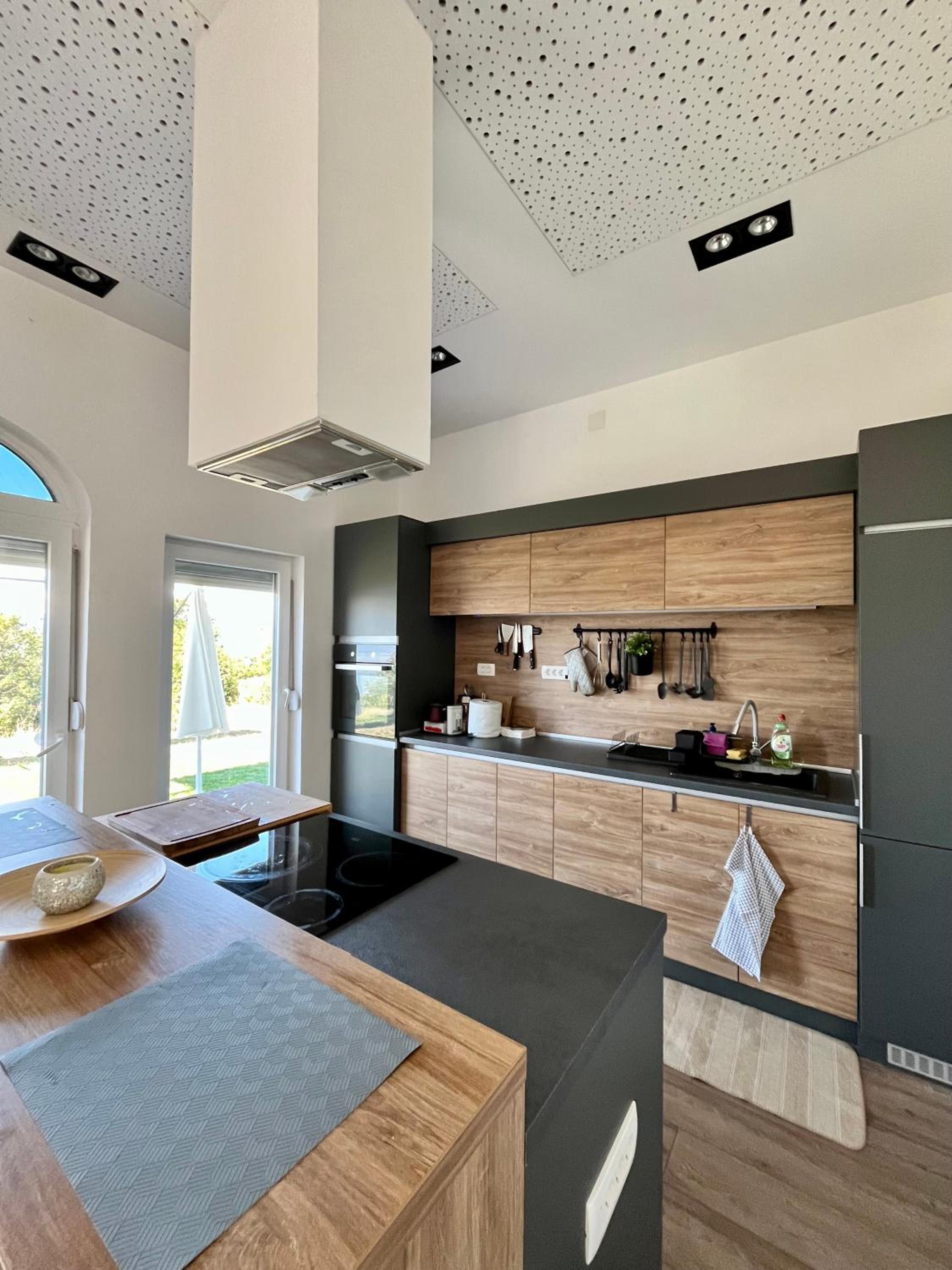 Villa Serenity - A Rustic-Modern Lakeside Escape view 2