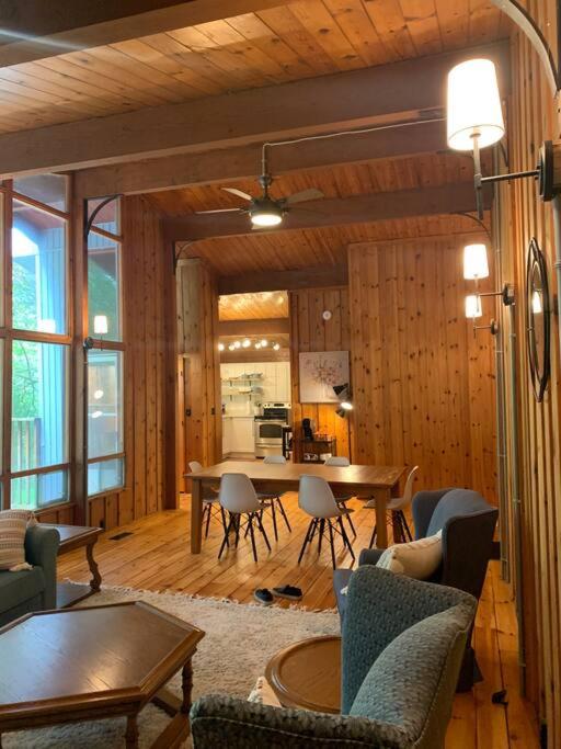 Cozy Riverside Cottage in Caledon Alton