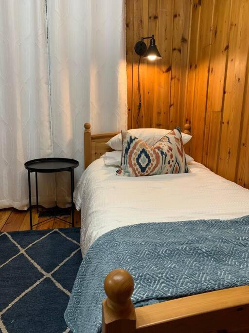 Cozy Riverside Cottage in Caledon Alton