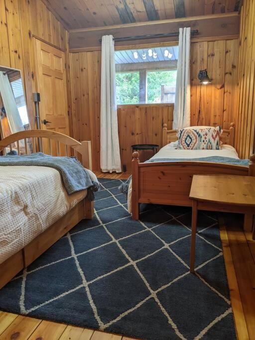 Cozy Riverside Cottage in Caledon Alton