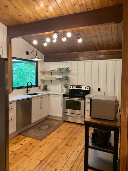 Cozy Riverside Cottage in Caledon Alton
