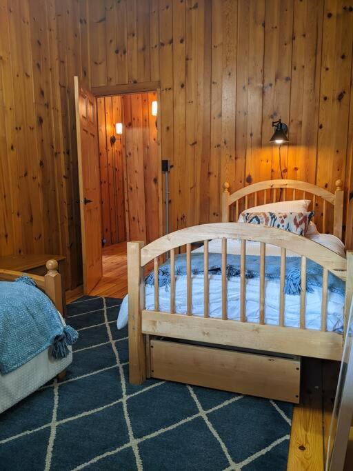 Cozy Riverside Cottage in Caledon Alton