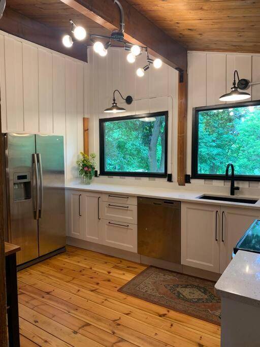 Cozy Riverside Cottage in Caledon Alton