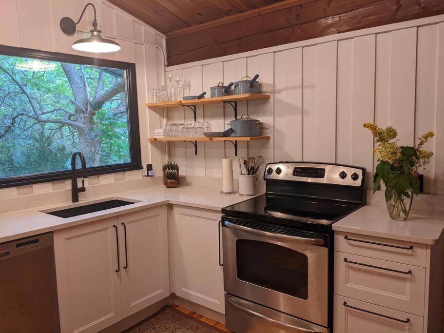 Cozy Riverside Cottage in Caledon Alton