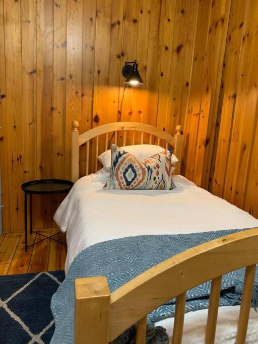 Cozy Riverside Cottage in Caledon Alton