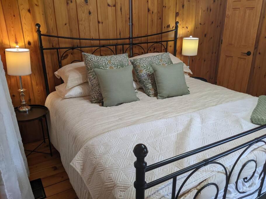 Cozy Riverside Cottage in Caledon Alton