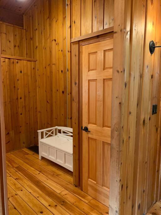Cozy Riverside Cottage in Caledon Alton