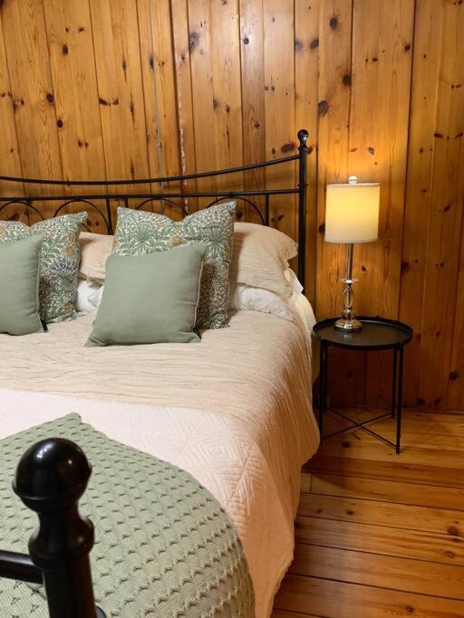 Cozy Riverside Cottage in Caledon Alton