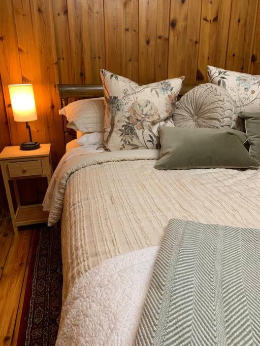 Cozy Riverside Cottage in Caledon Alton