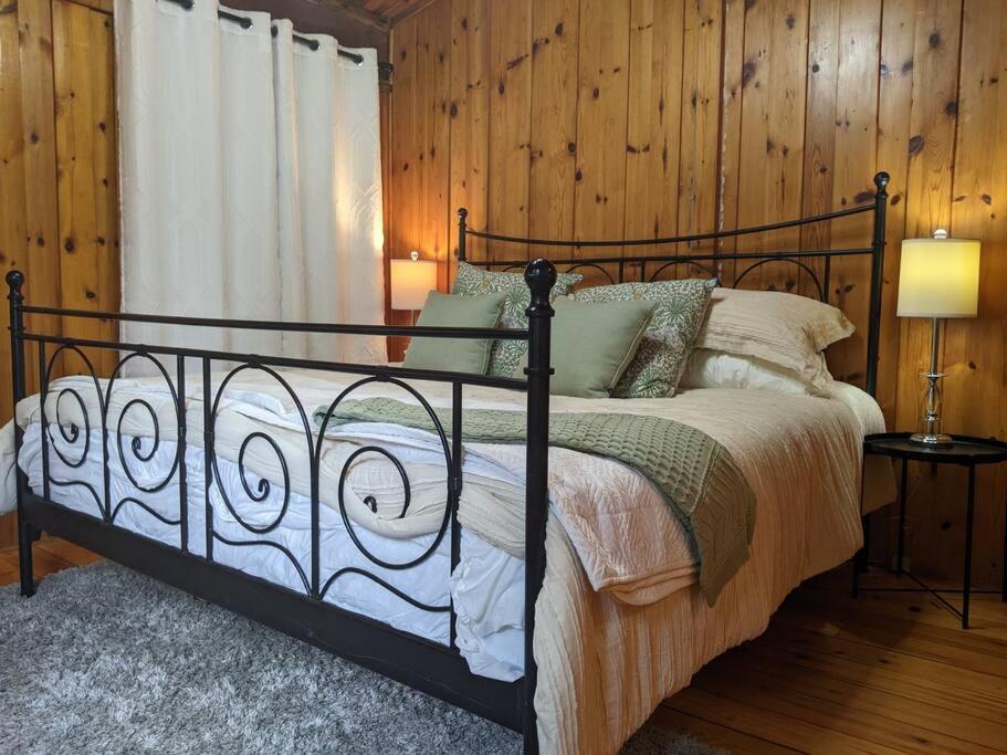 Cozy Riverside Cottage in Caledon Alton