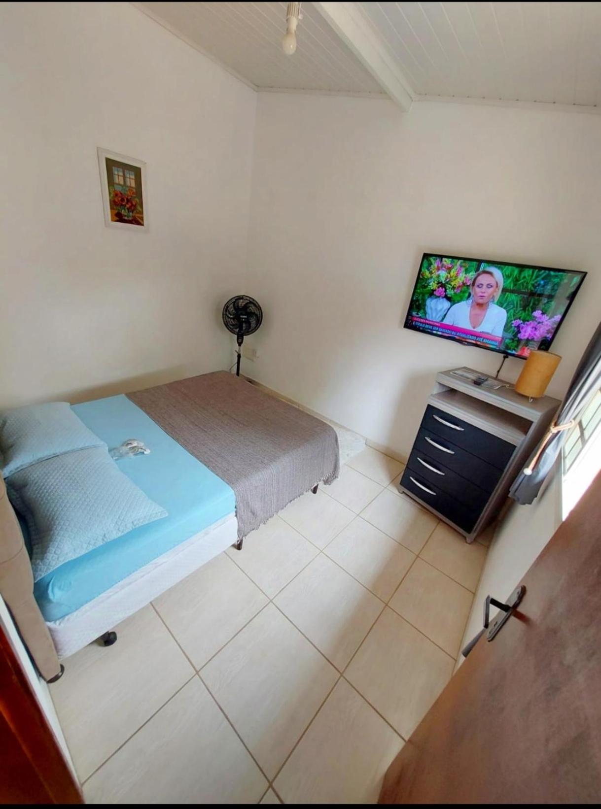 Casa Espaço Sara Piscina Aquecimento Solar total privacidade, área gourmet completa com churrasqueira fogão a lenha, a 5min do centro e do parque das águas