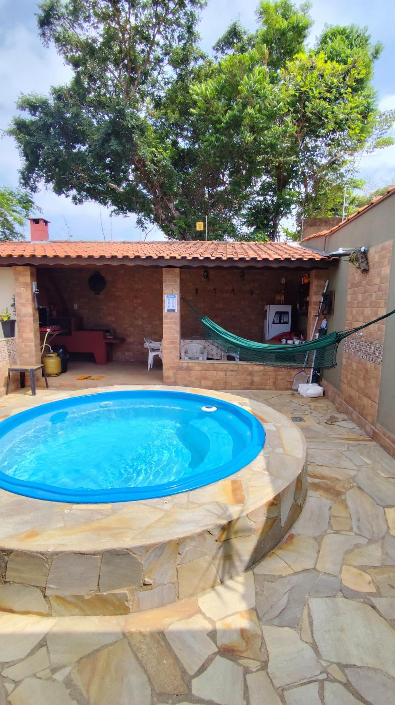 Casa Espaço Sara Piscina Aquecimento Solar total privacidade, área gourmet completa com churrasqueira fogão a lenha, a 5min do centro e do parque das águas