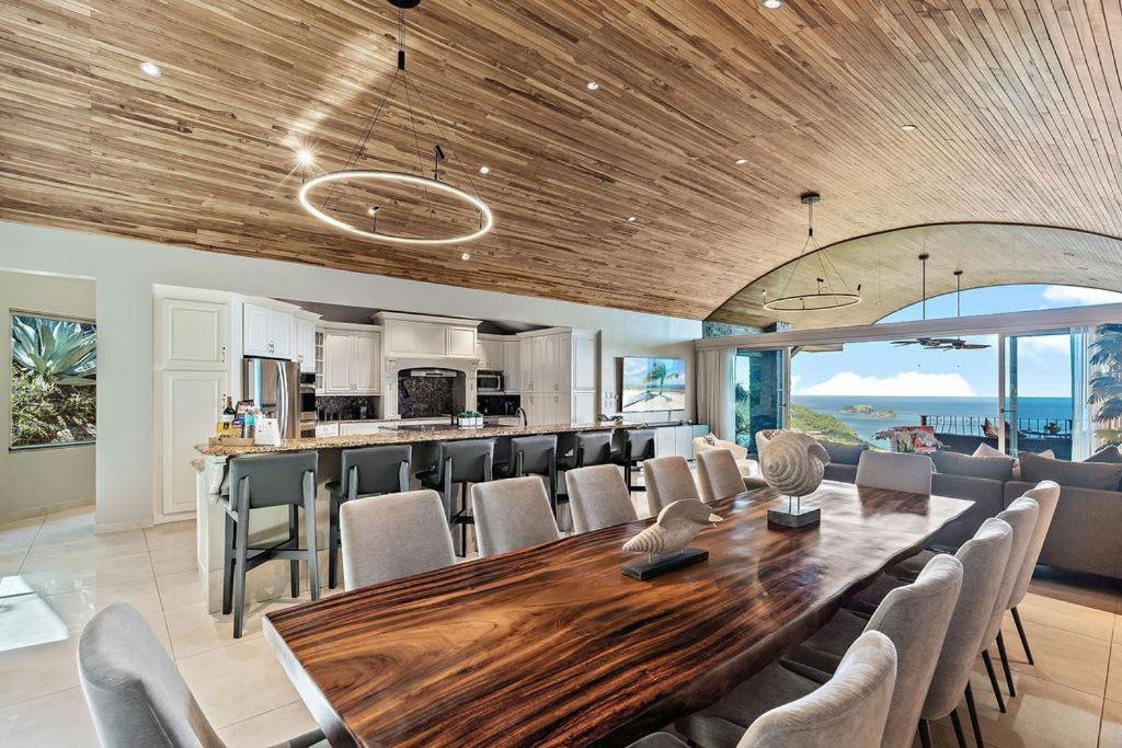 Oceanview Villa, Infinity Pool & Spacious Design