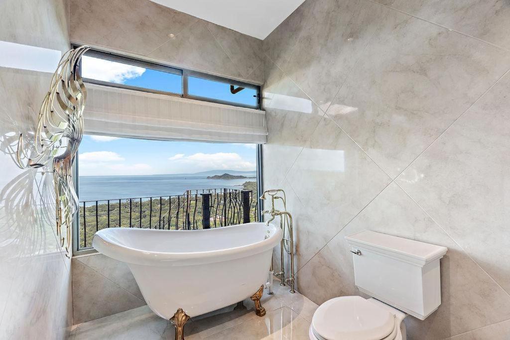 Oceanview Villa, Infinity Pool & Spacious Design