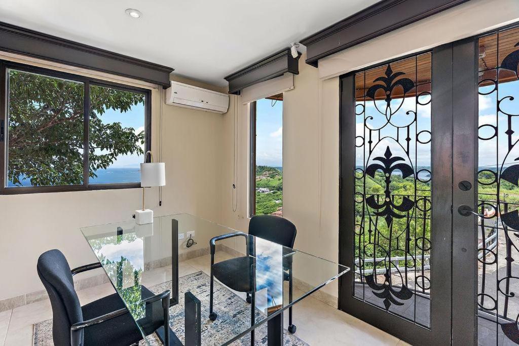 Oceanview Villa, Infinity Pool & Spacious Design