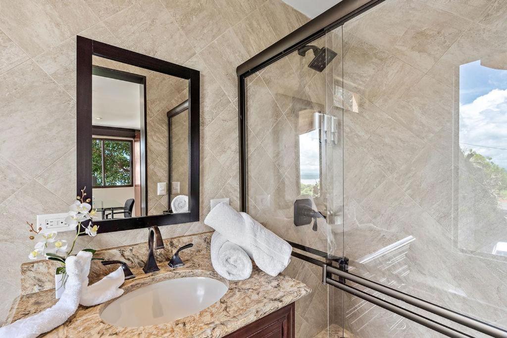 Oceanview Villa, Infinity Pool & Spacious Design