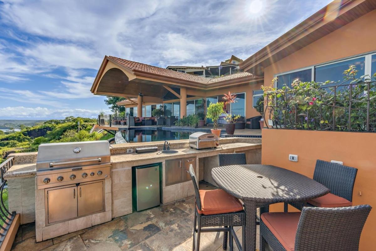 Oceanview Villa, Infinity Pool & Spacious Design