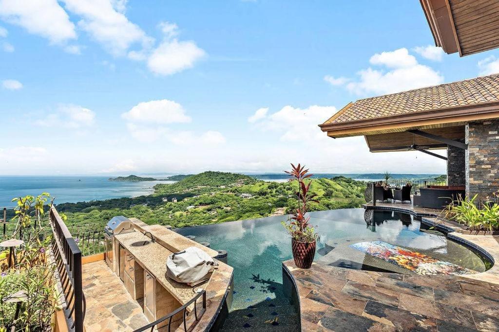 Oceanview Villa, Infinity Pool & Spacious Design