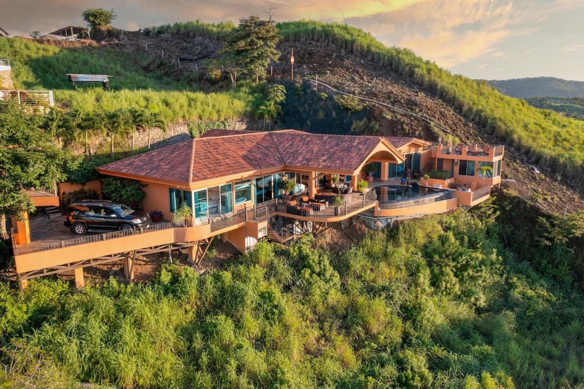 Oceanview Villa, Infinity Pool & Spacious Design